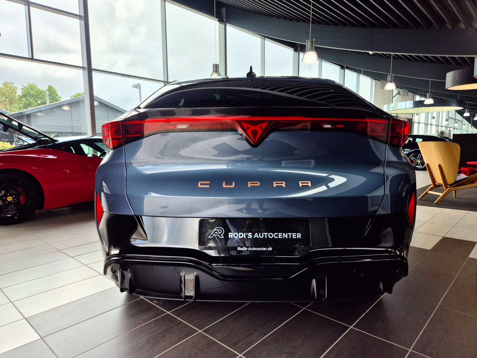 Grå Cupra Tavascan fra 2024