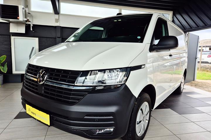 Hvid VW Transporter fra 2022