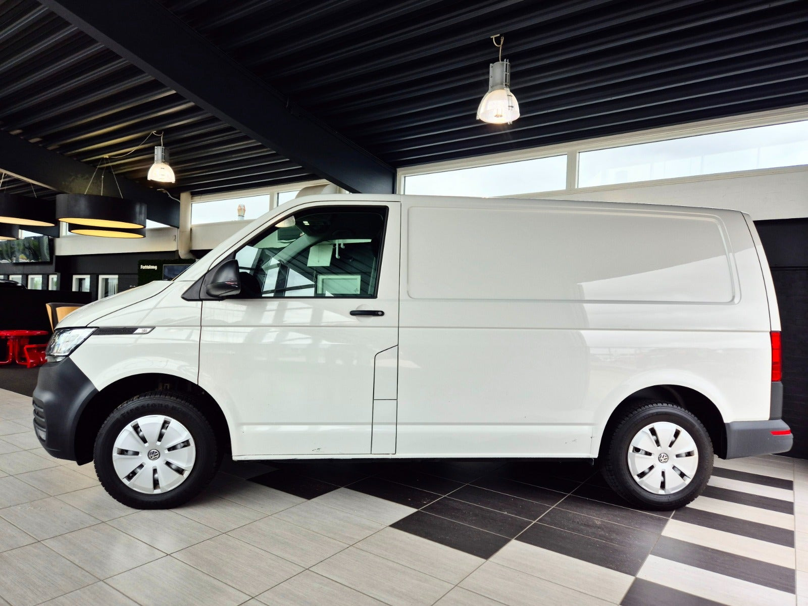 Hvid VW Transporter fra 2022