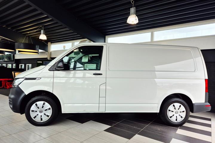 Hvid VW Transporter fra 2022