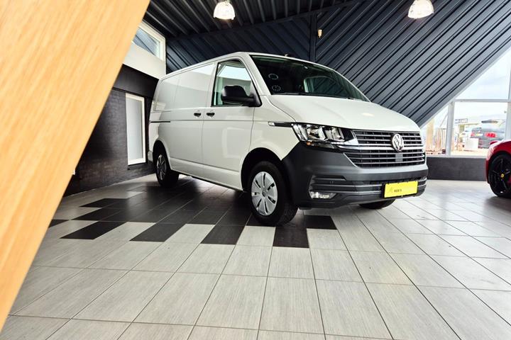 Hvid VW Transporter fra 2022