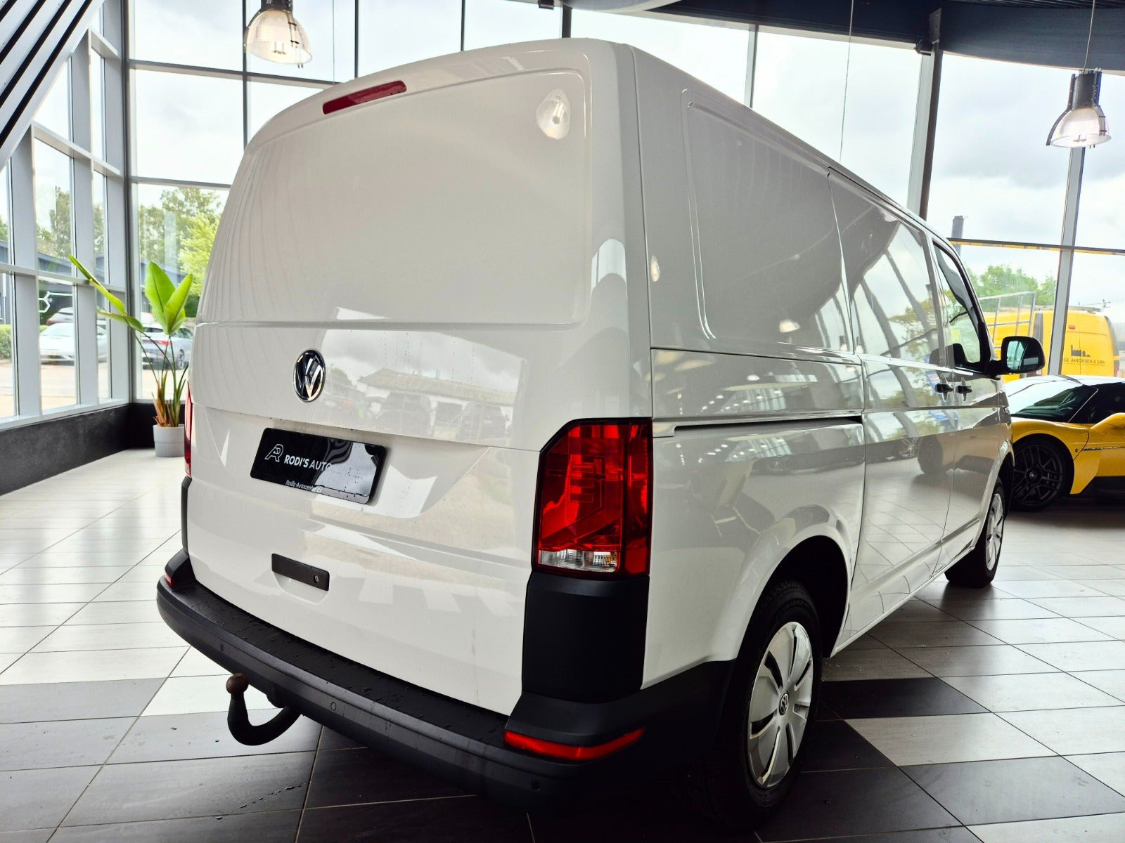 Hvid VW Transporter fra 2022