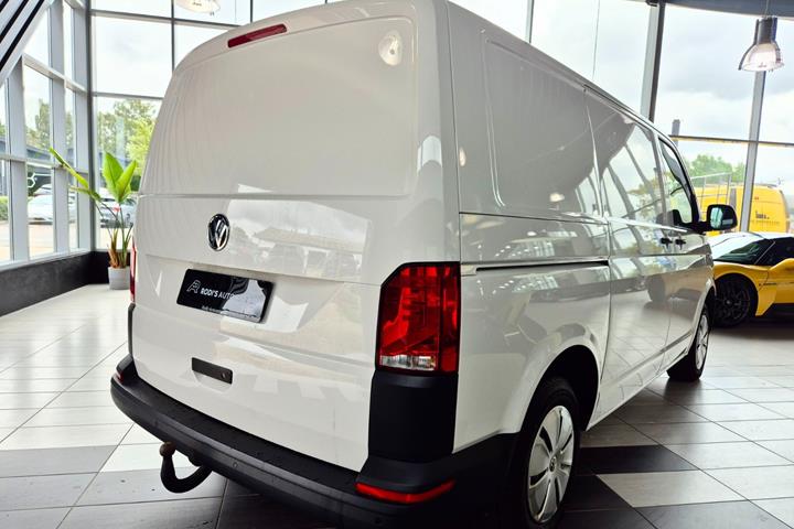 Hvid VW Transporter fra 2022