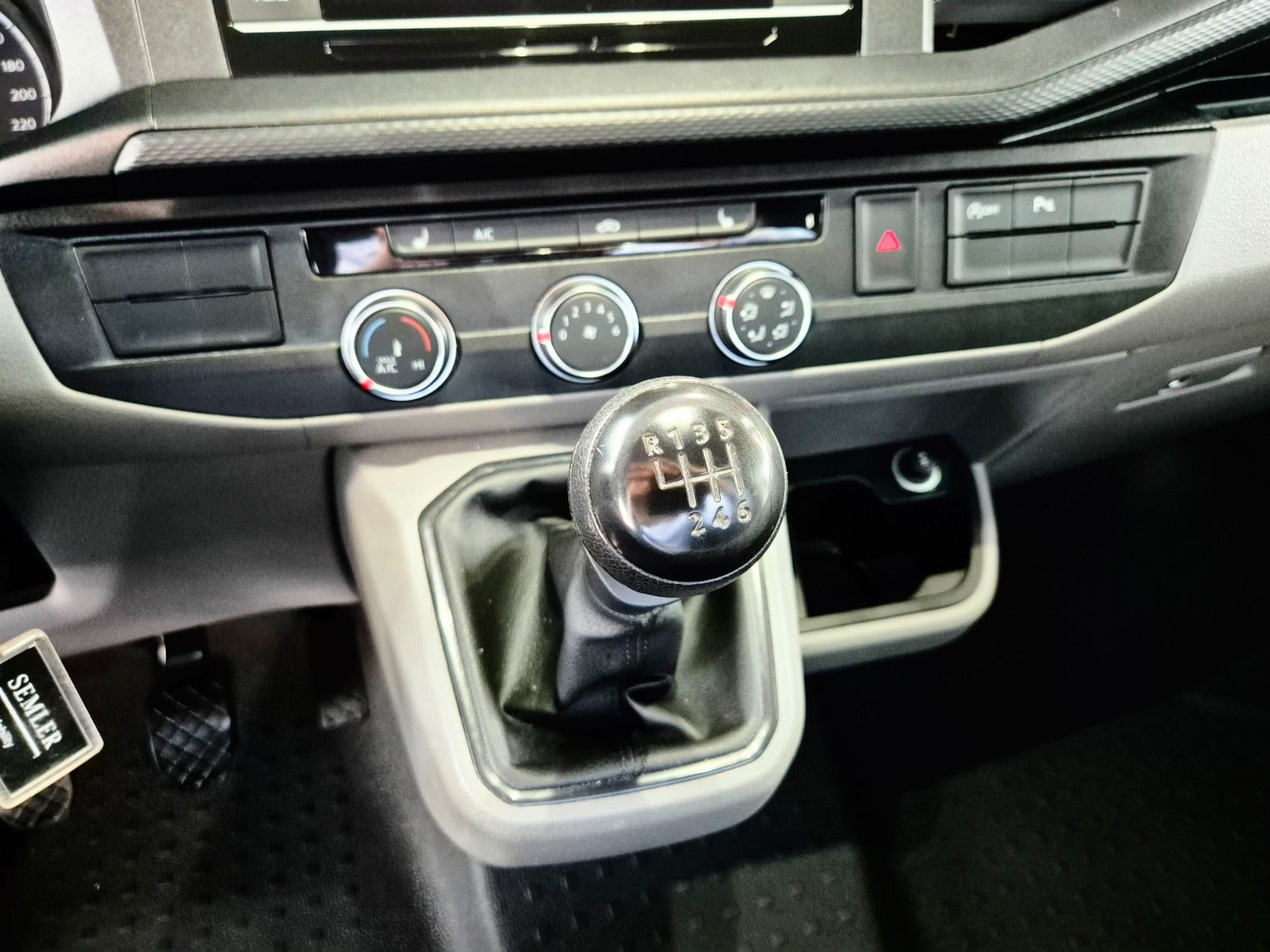 Hvid VW Transporter fra 2022
