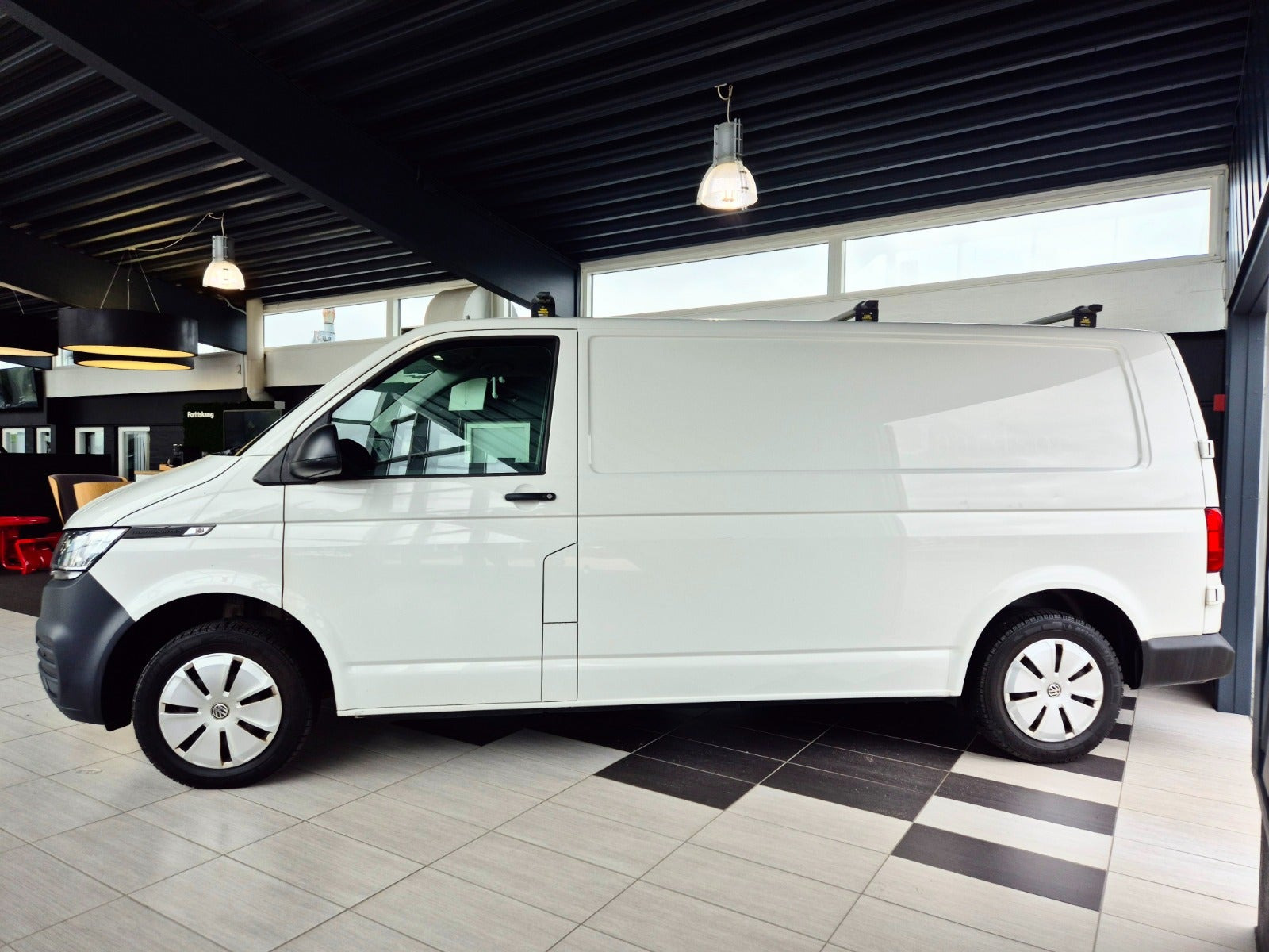 Hvid VW Transporter fra 2021