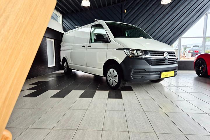 Hvid VW Transporter fra 2021