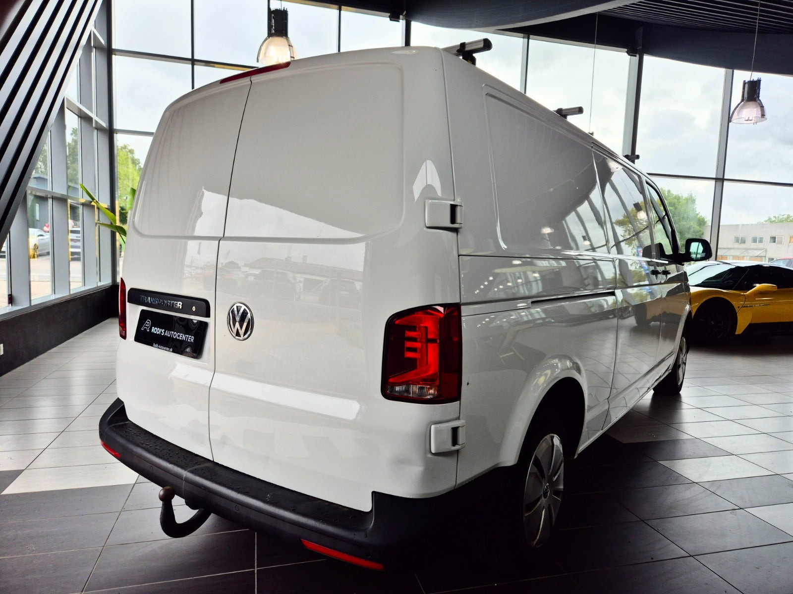 Hvid VW Transporter fra 2021