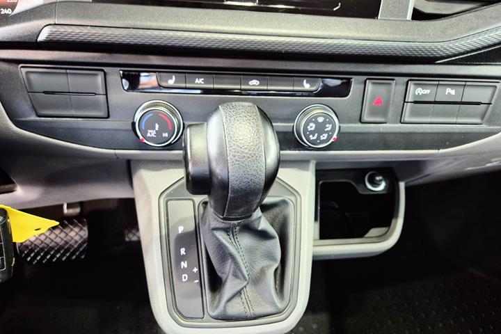 Hvid VW Transporter fra 2021