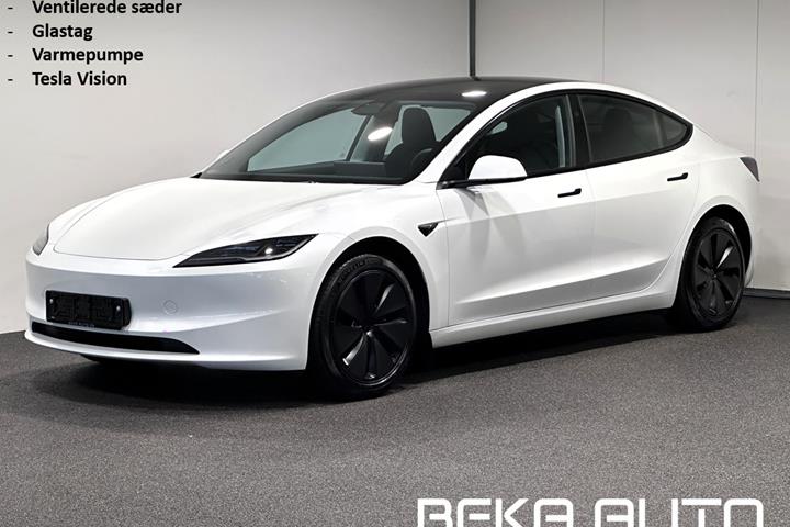Hvid Tesla Model 3 fra 2024