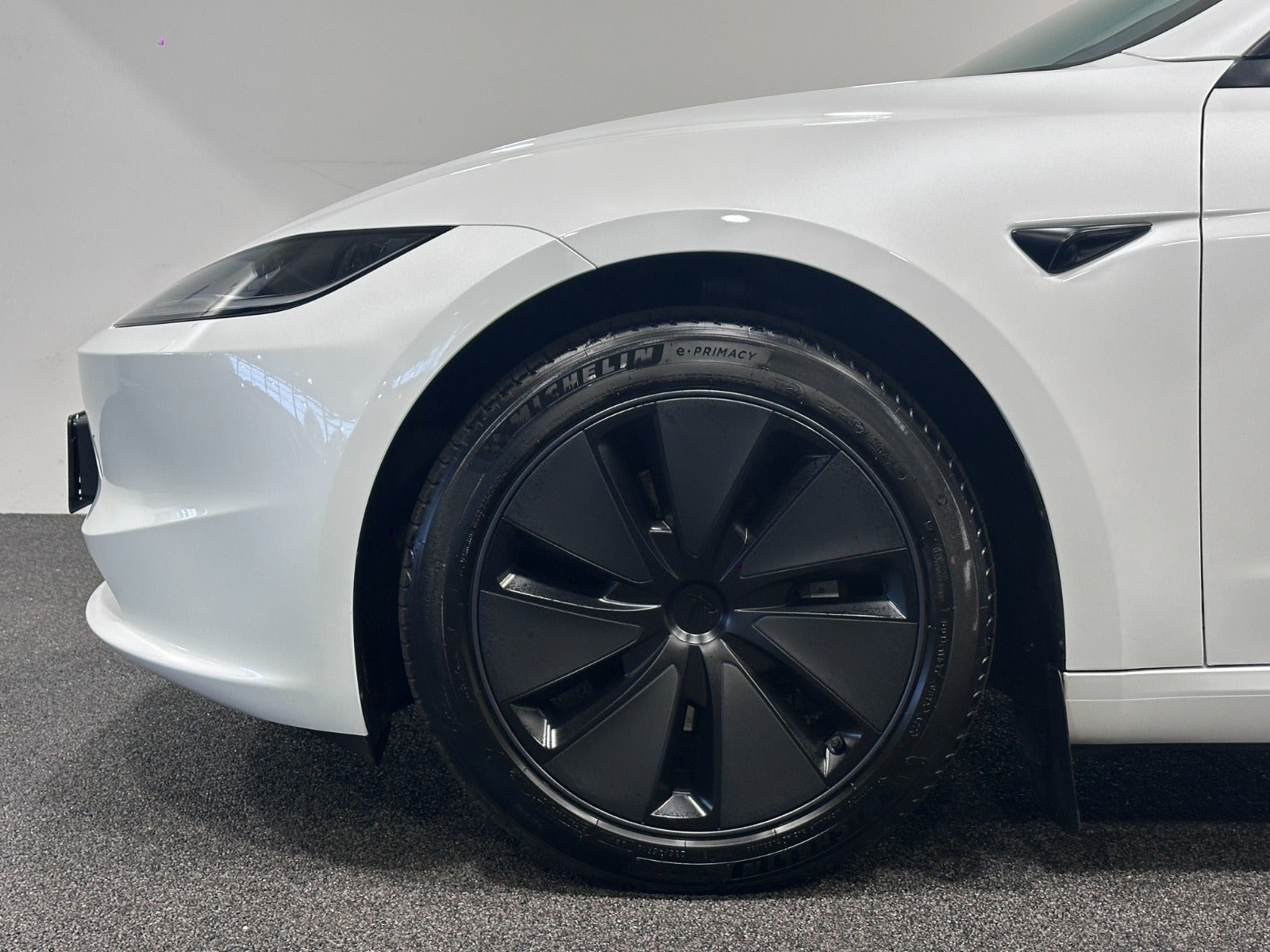 Hvid Tesla Model 3 fra 2024
