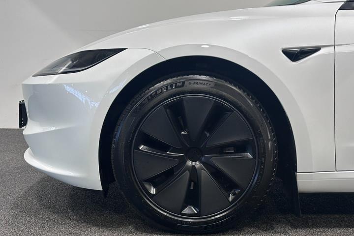 Hvid Tesla Model 3 fra 2024