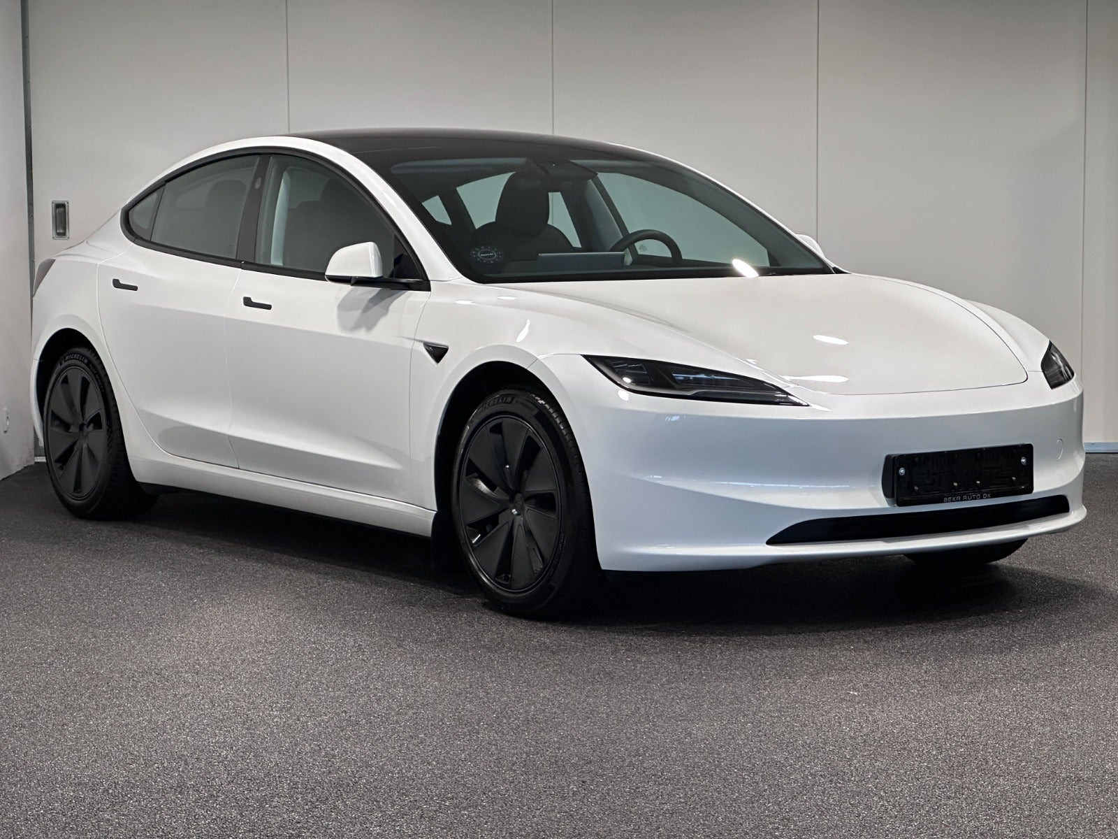 Hvid Tesla Model 3 fra 2024