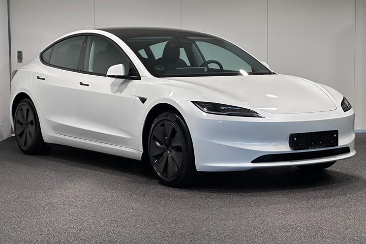 Hvid Tesla Model 3 fra 2024