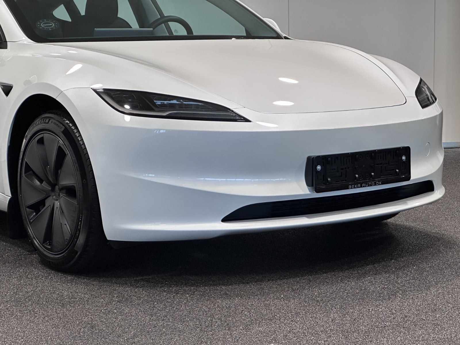 Hvid Tesla Model 3 fra 2024