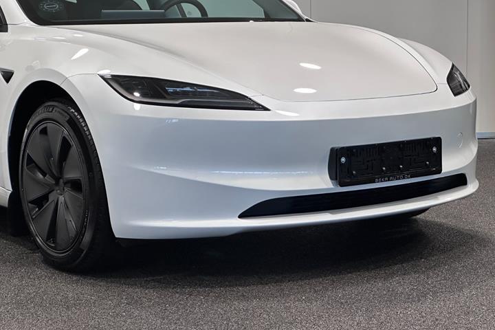 Hvid Tesla Model 3 fra 2024