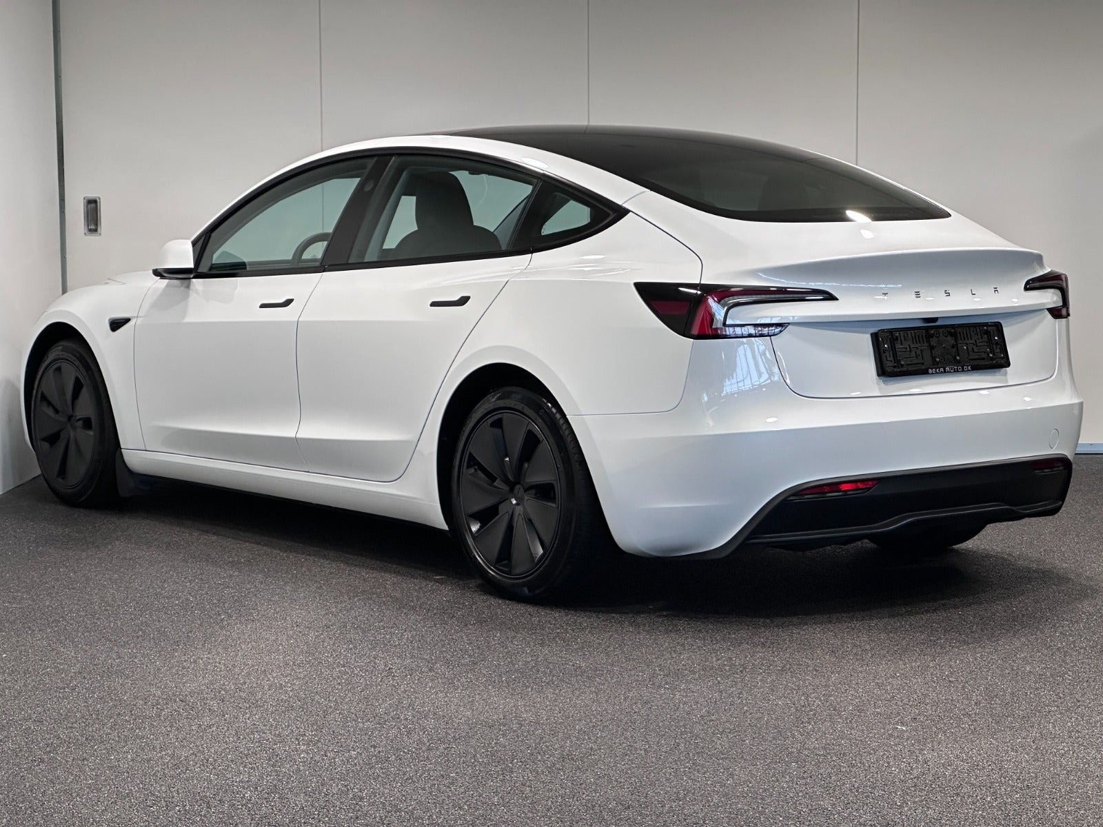 Hvid Tesla Model 3 fra 2024