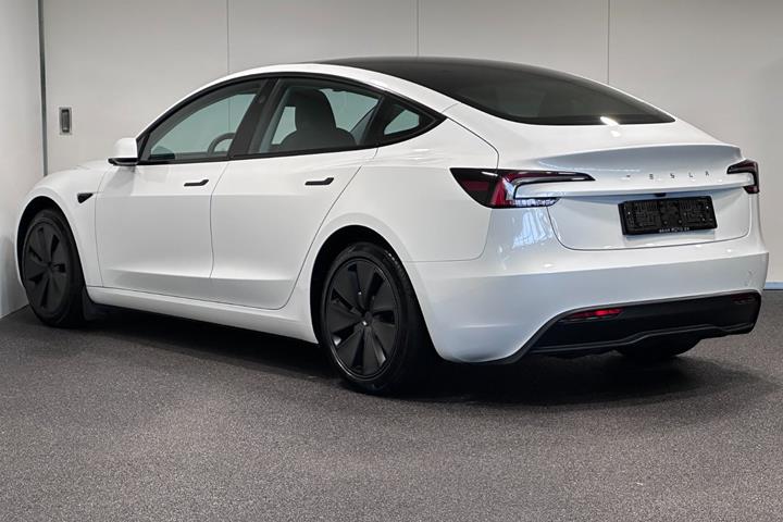 Hvid Tesla Model 3 fra 2024