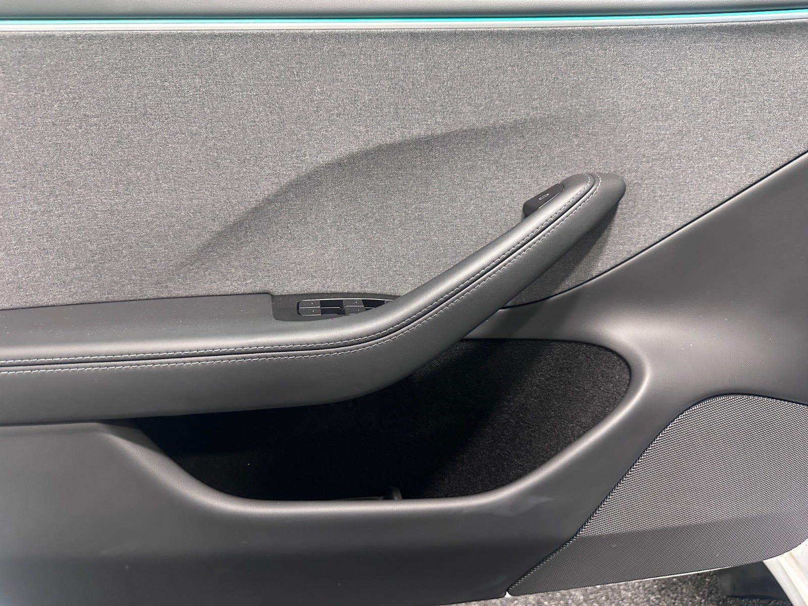 Hvid Tesla Model 3 fra 2024