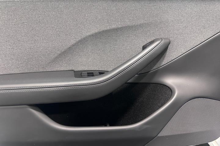 Hvid Tesla Model 3 fra 2024