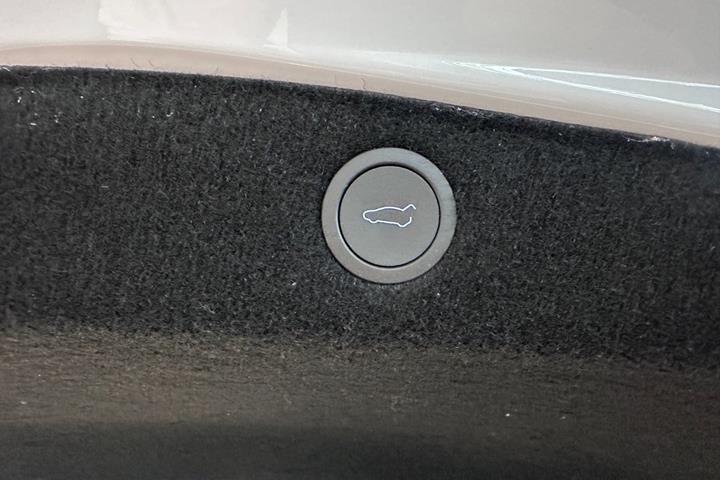 Hvid Tesla Model 3 fra 2024