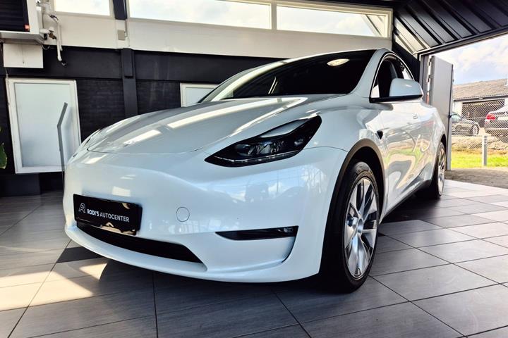Hvid Tesla Model Y fra 2023