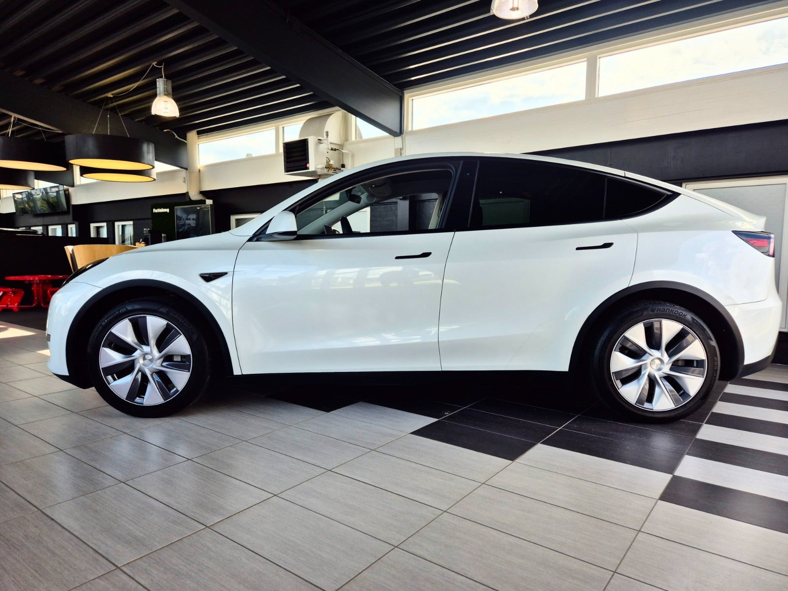 Hvid Tesla Model Y fra 2023
