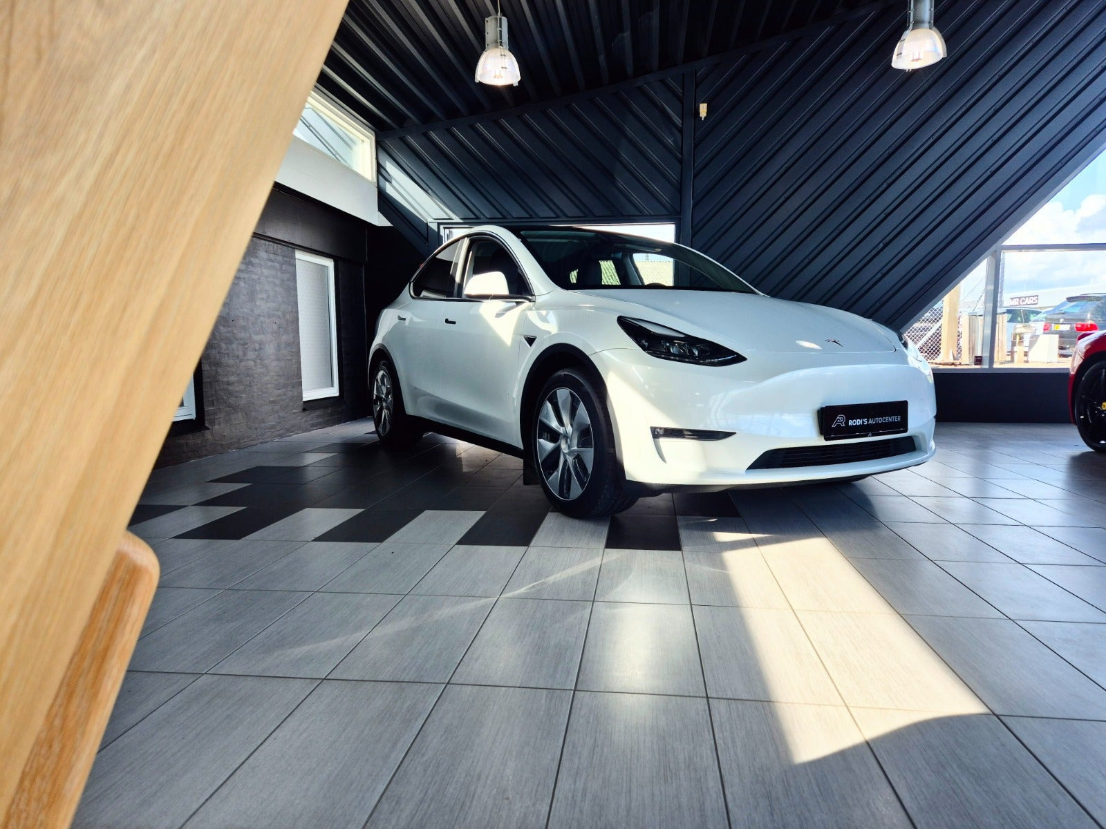 Hvid Tesla Model Y fra 2023
