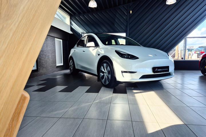 Hvid Tesla Model Y fra 2023