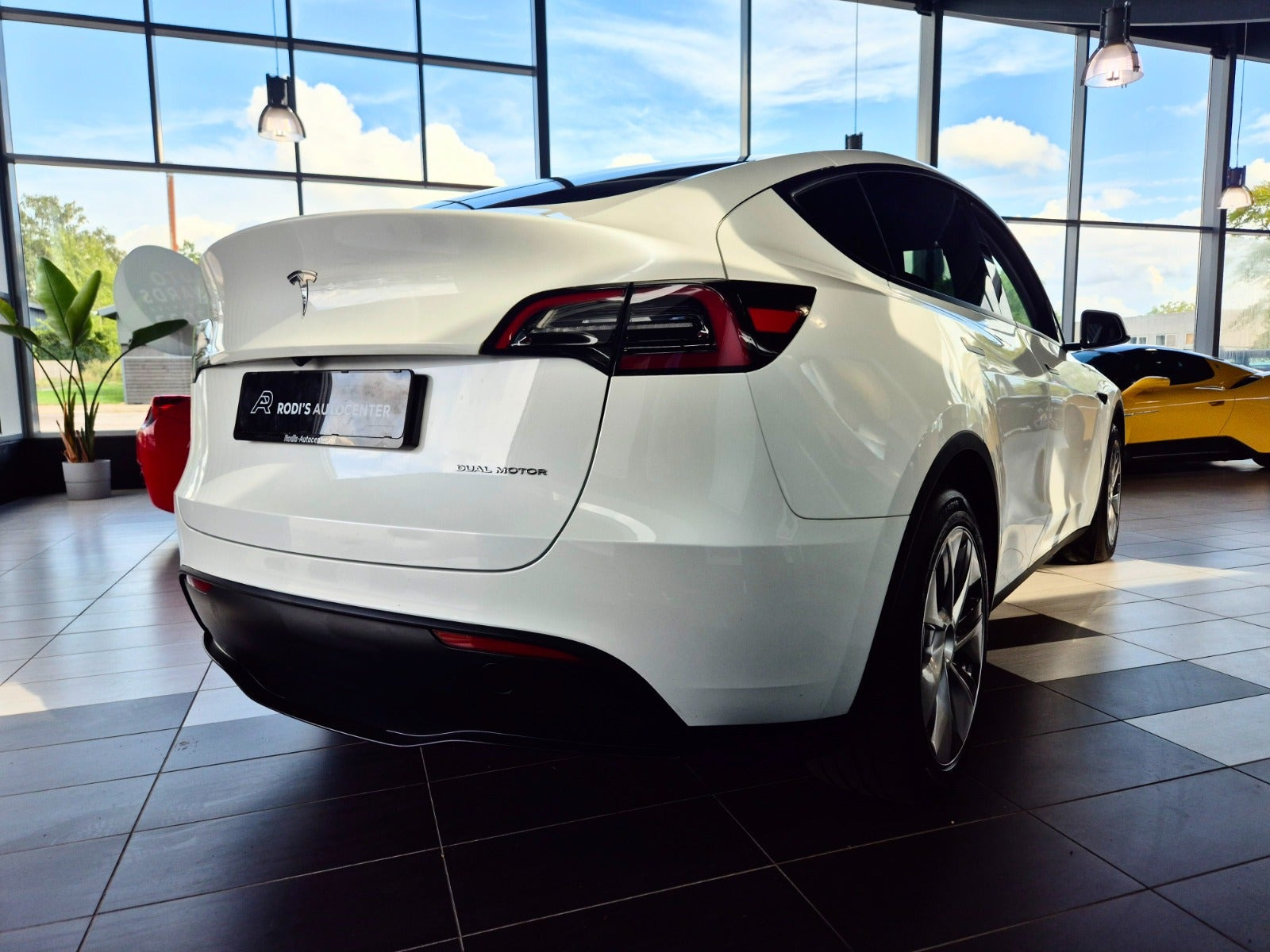 Hvid Tesla Model Y fra 2023