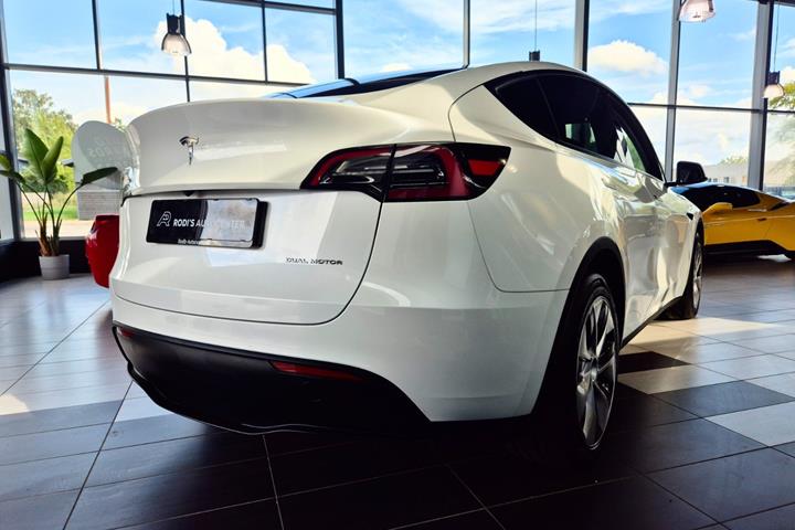 Hvid Tesla Model Y fra 2023