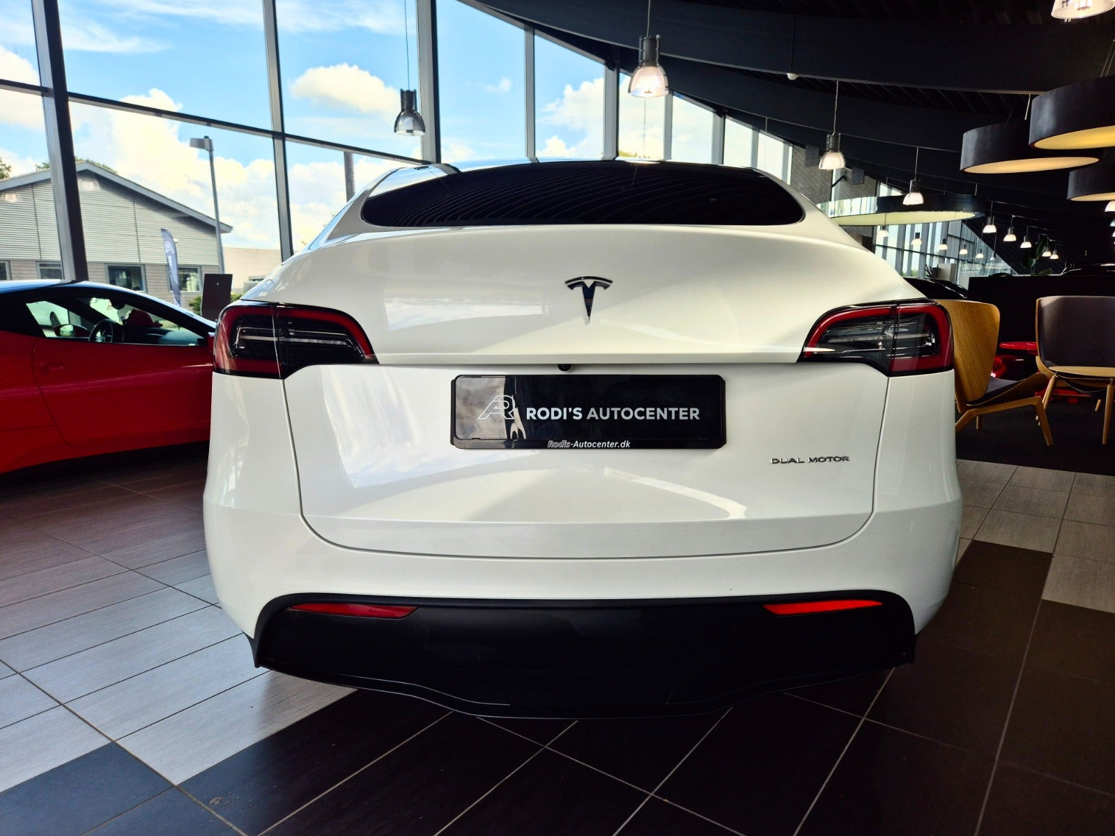 Hvid Tesla Model Y fra 2023