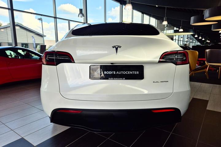 Hvid Tesla Model Y fra 2023