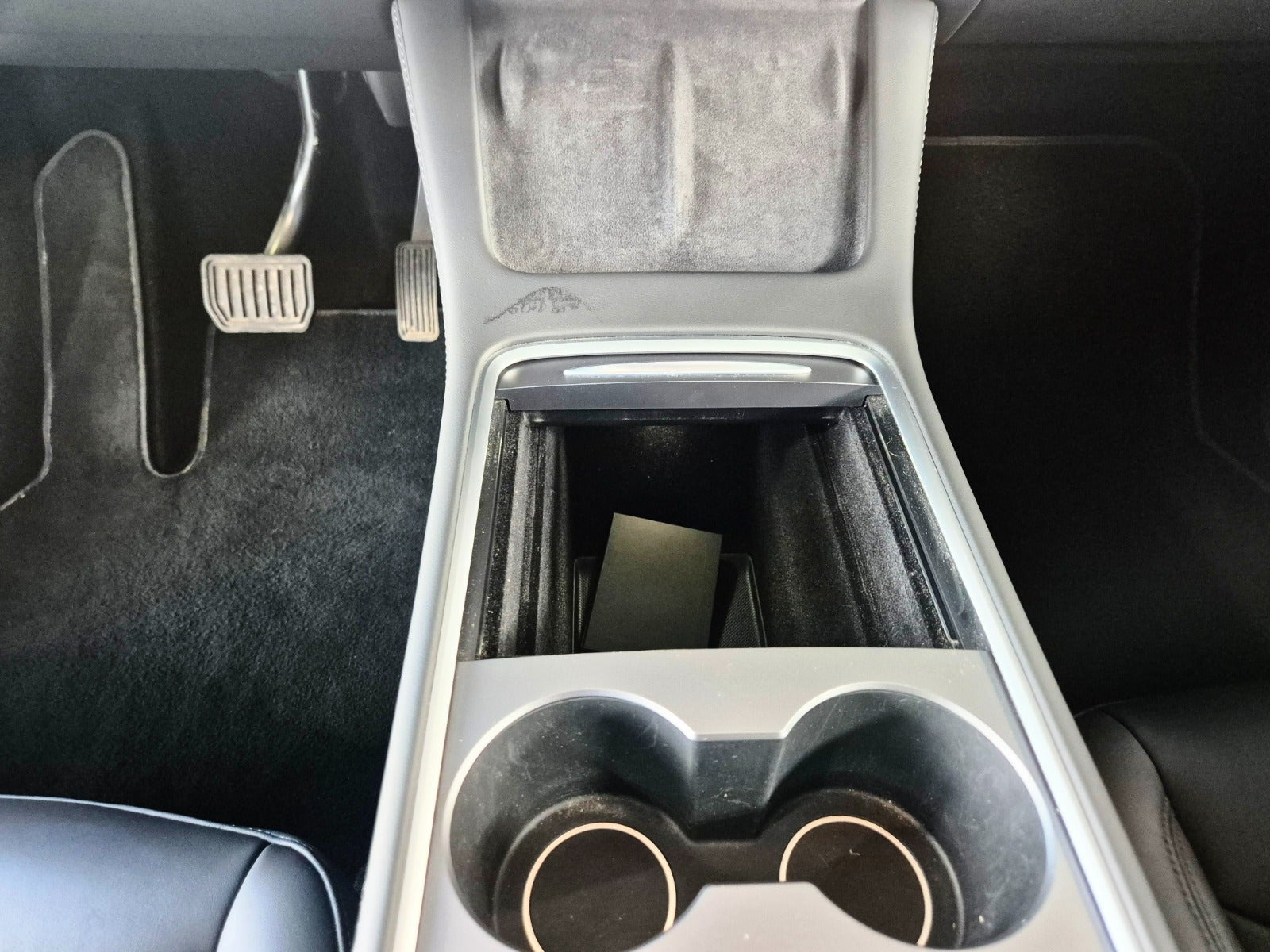 Hvid Tesla Model Y fra 2023