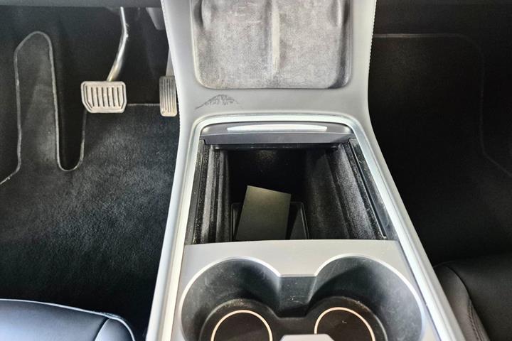 Hvid Tesla Model Y fra 2023