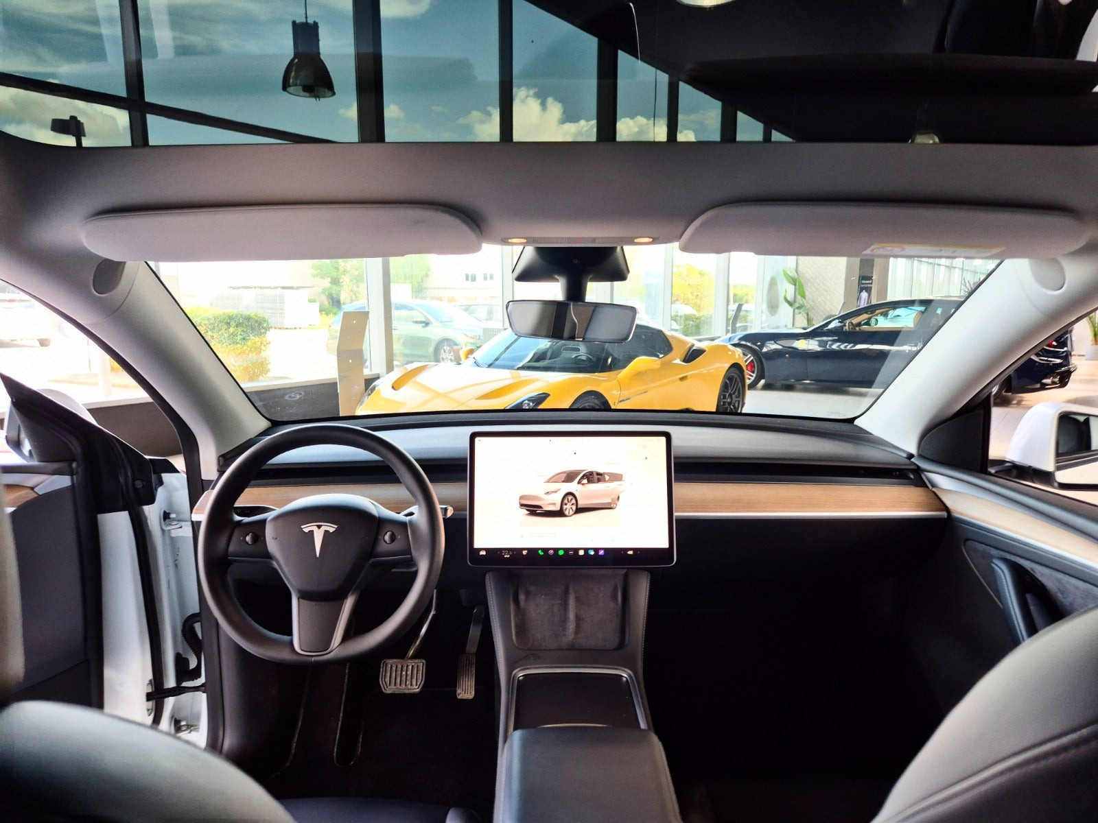 Hvid Tesla Model Y fra 2023