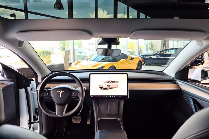 Hvid Tesla Model Y fra 2023