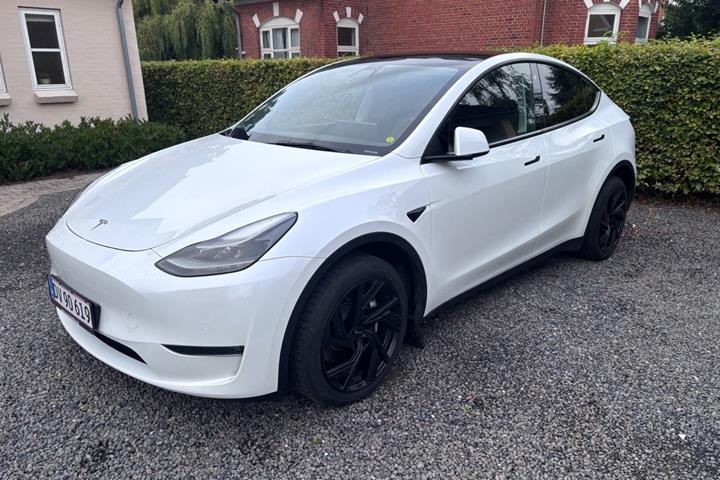 Hvid Tesla Model Y fra 2022