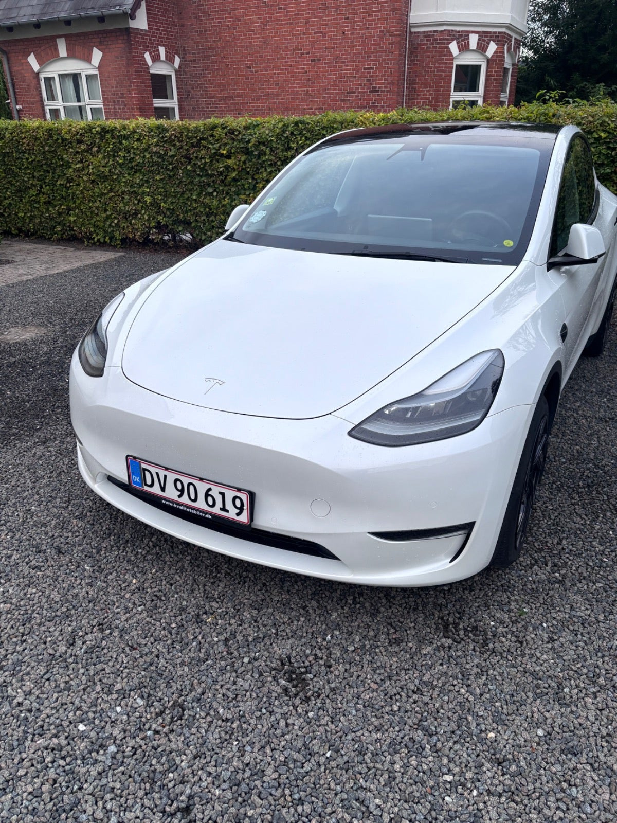 Hvid Tesla Model Y fra 2022