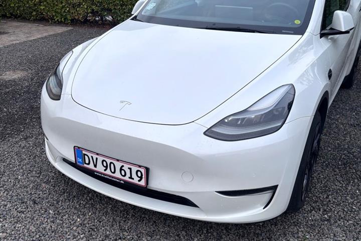Hvid Tesla Model Y fra 2022