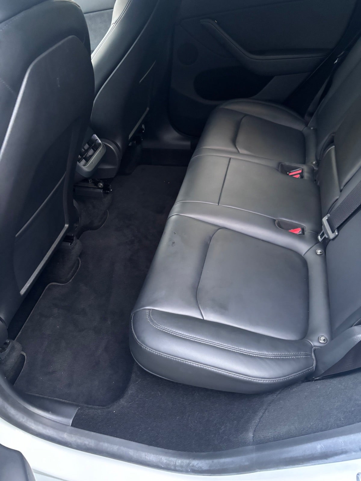 Hvid Tesla Model Y fra 2022