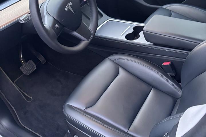 Hvid Tesla Model Y fra 2022