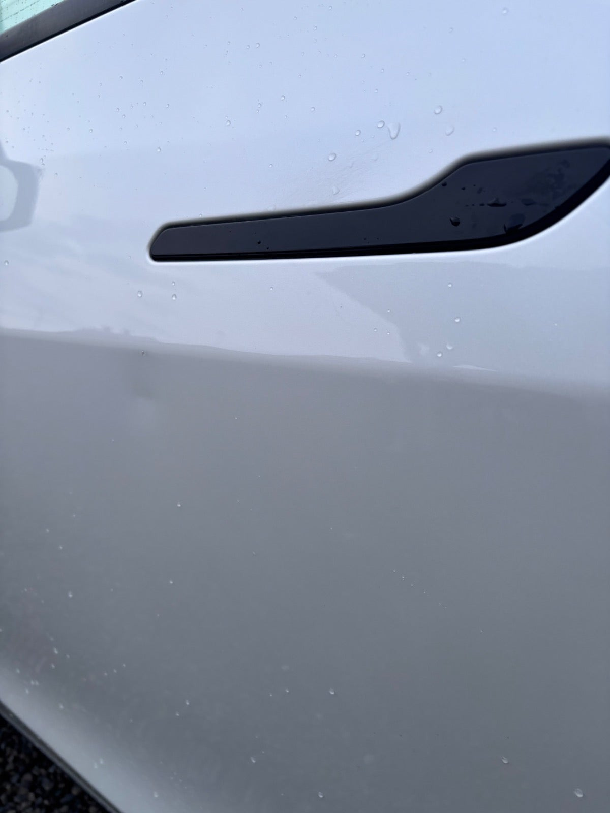 Hvid Tesla Model Y fra 2022