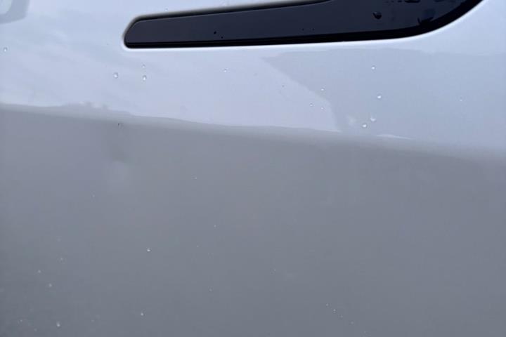 Hvid Tesla Model Y fra 2022