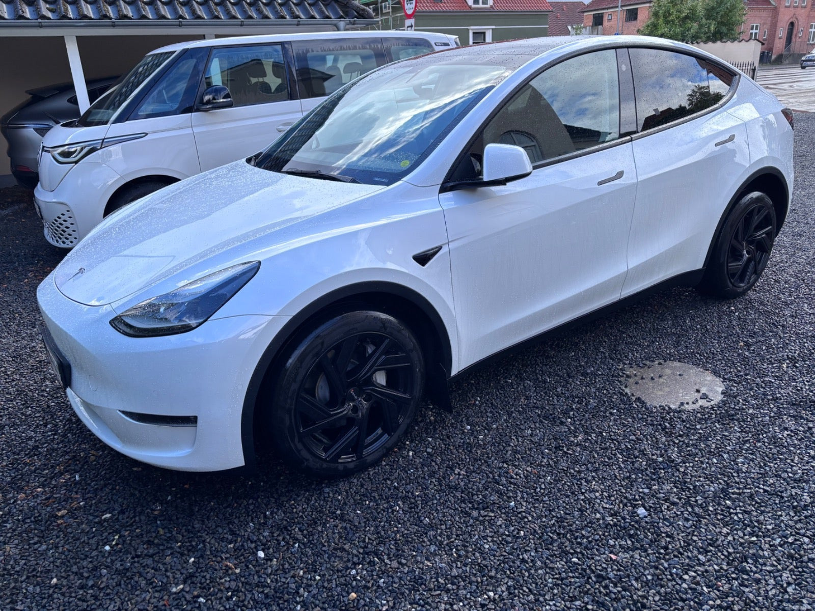 Hvid Tesla Model Y fra 2022