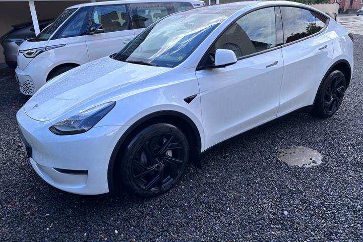 Hvid Tesla Model Y fra 2022