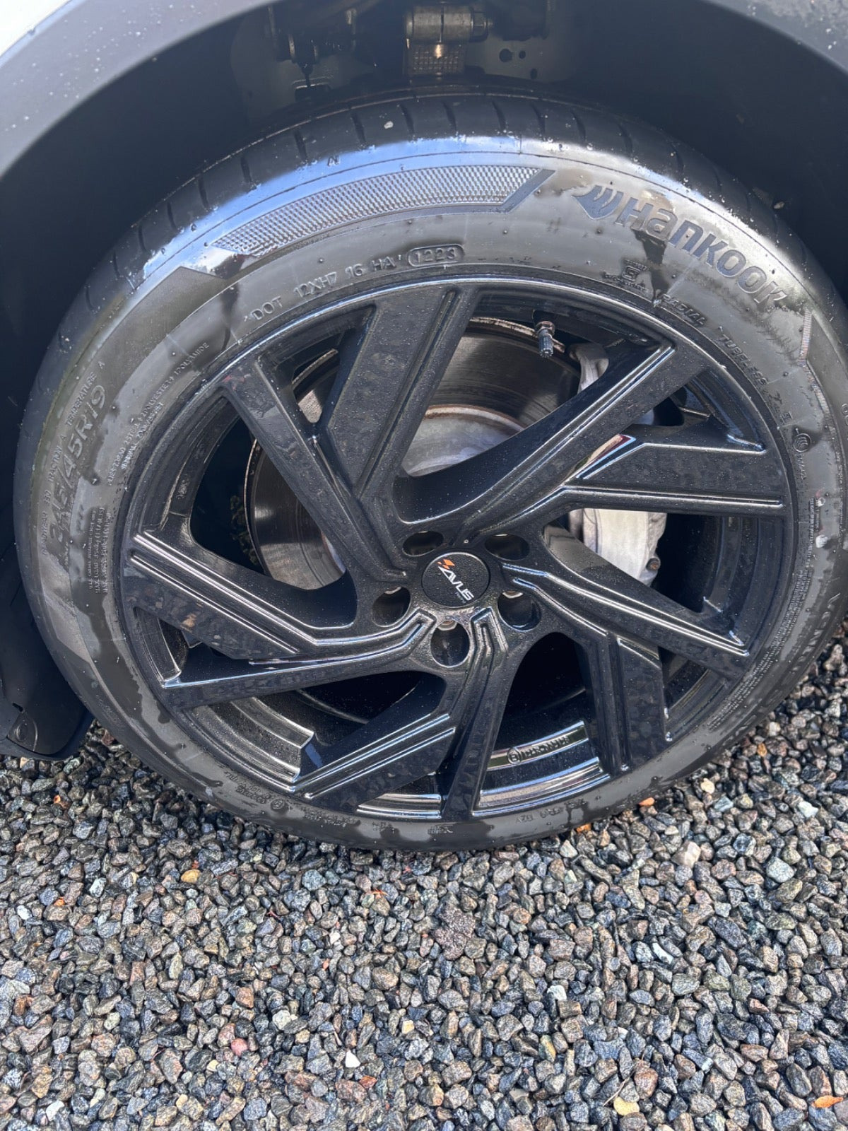 Hvid Tesla Model Y fra 2022