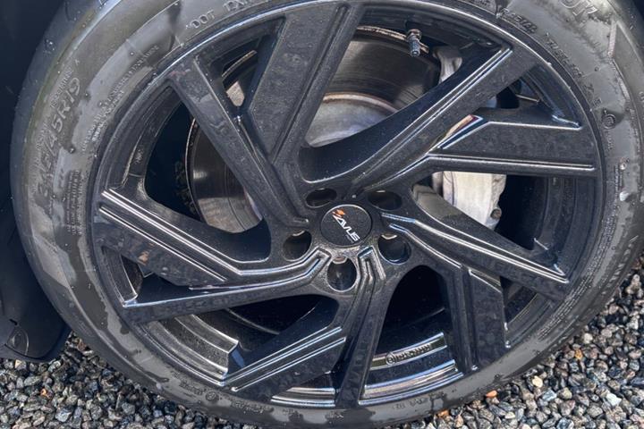 Hvid Tesla Model Y fra 2022