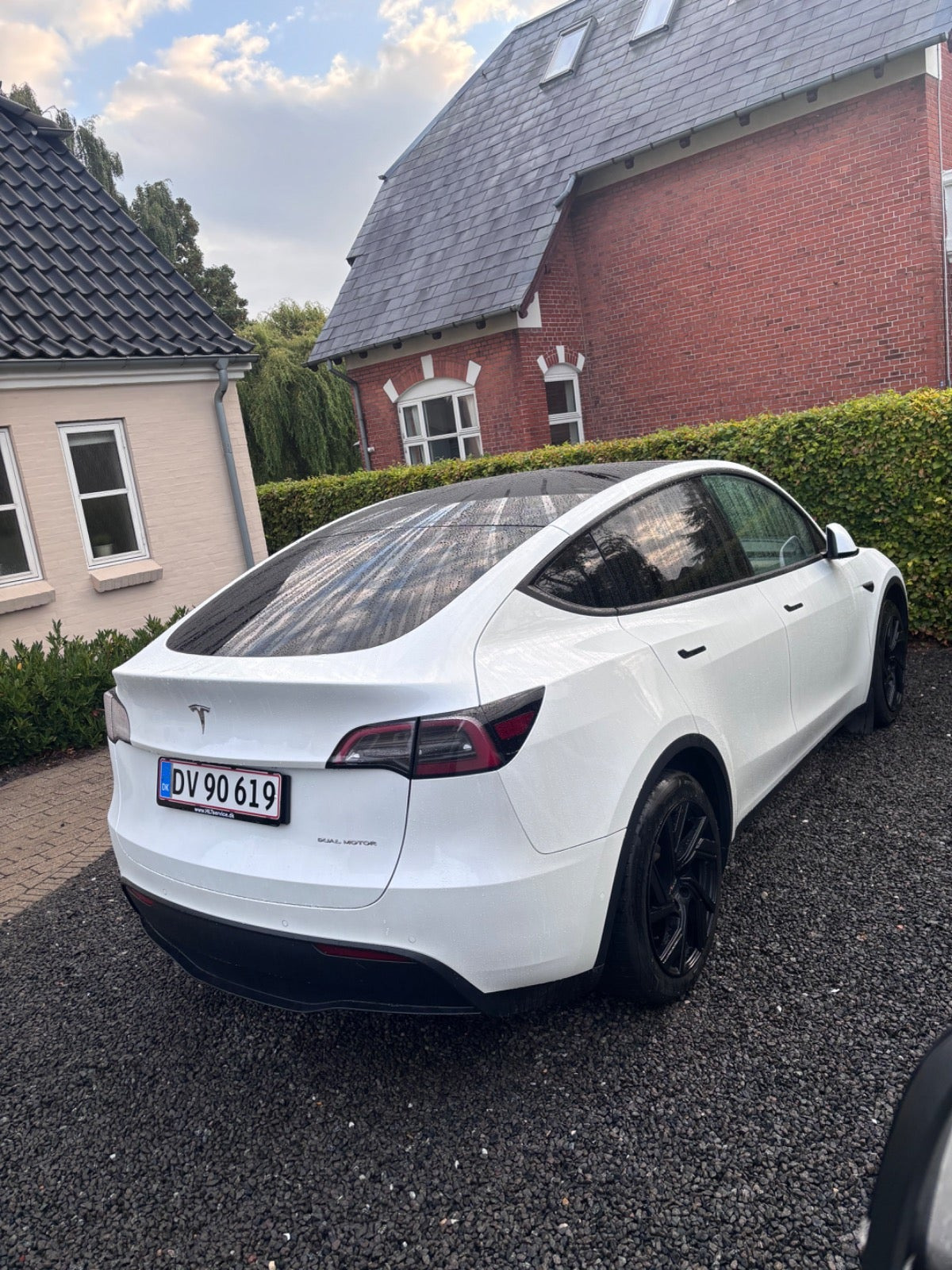Hvid Tesla Model Y fra 2022