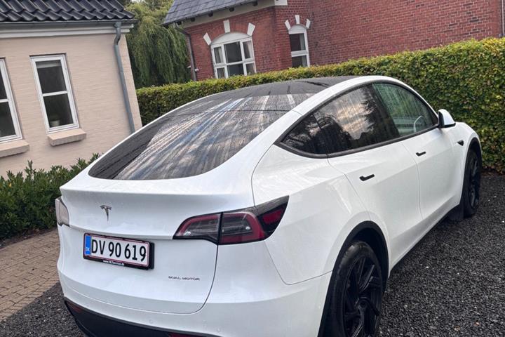 Hvid Tesla Model Y fra 2022
