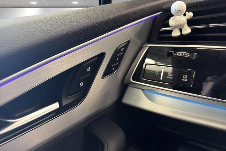 Grå Audi Q7 fra 2025